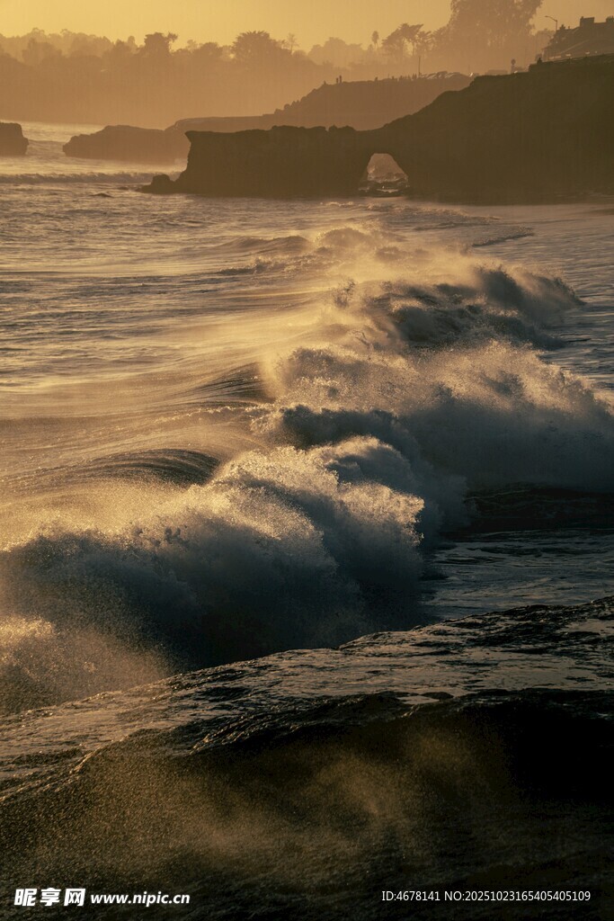 夕阳下的海浪美景