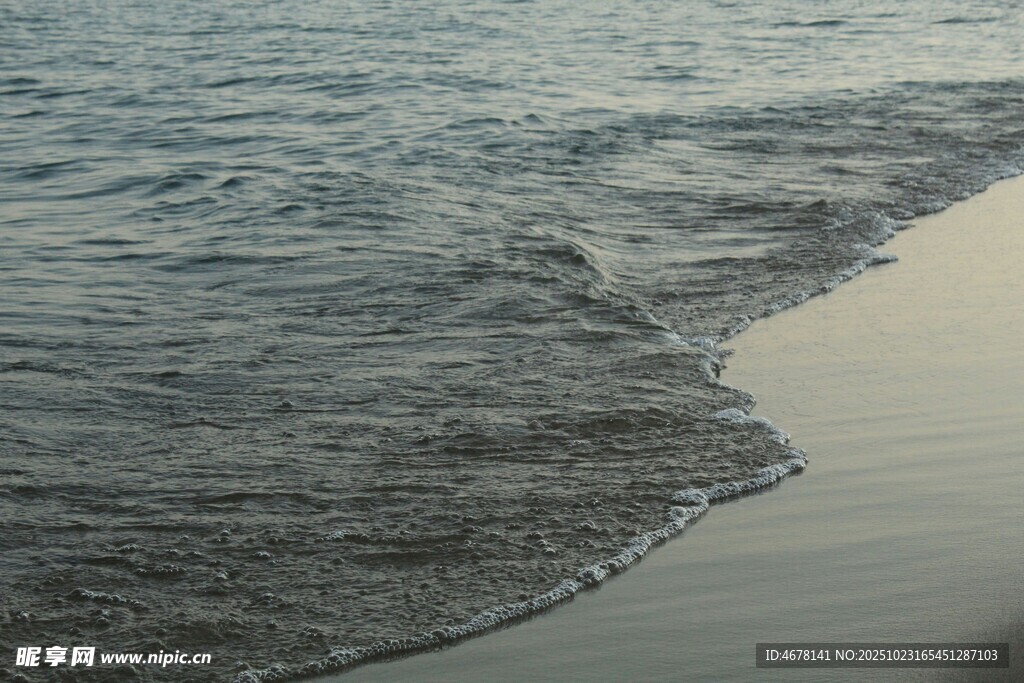 海边沙滩上的轻柔海浪