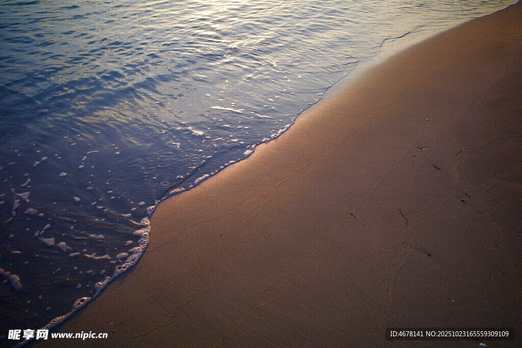 海边沙滩海浪轻拍景象