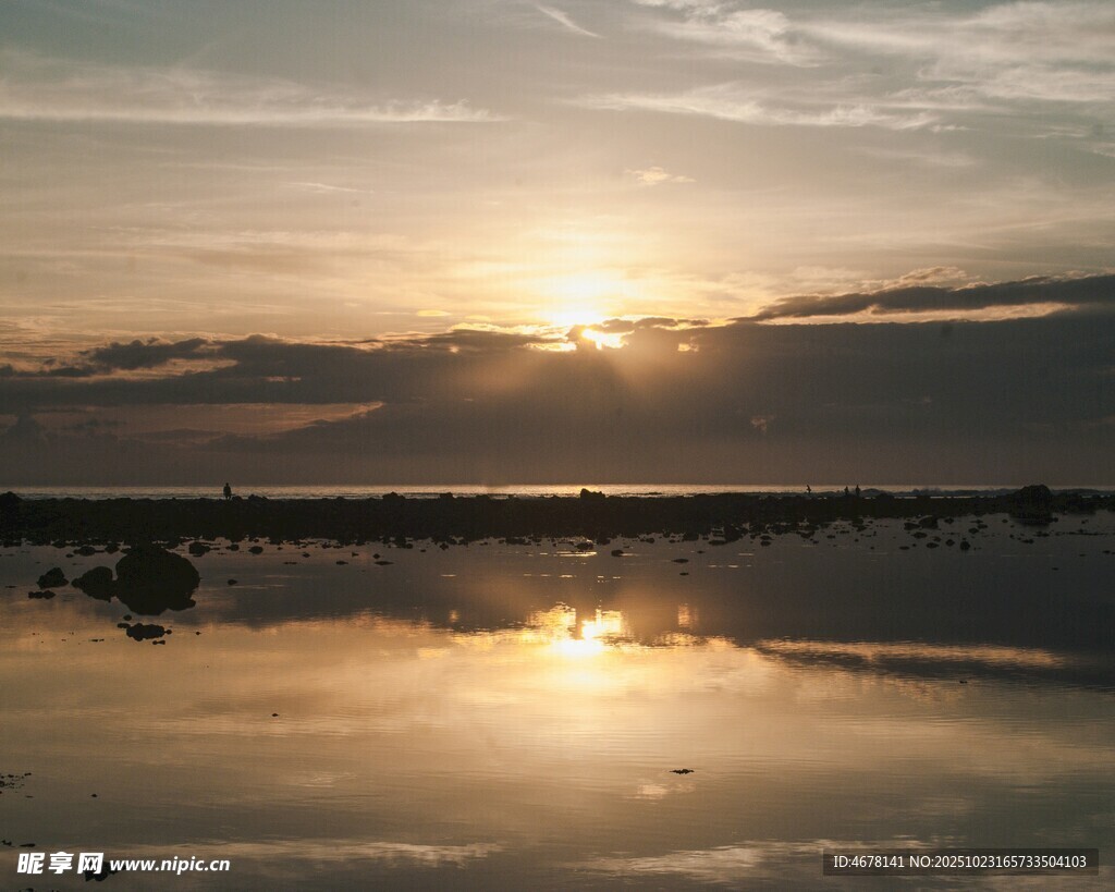 夕阳下的宁静水面美景