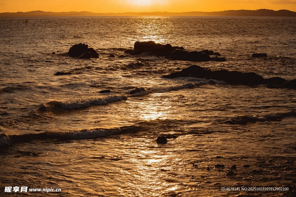 夕阳下波光粼粼的海边景象