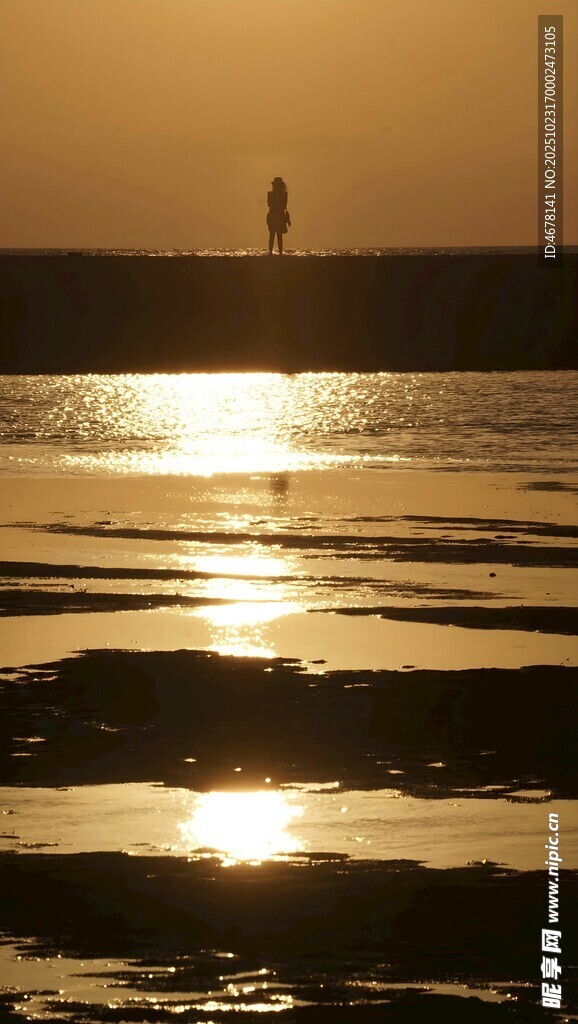 夕阳下波光粼粼的海面