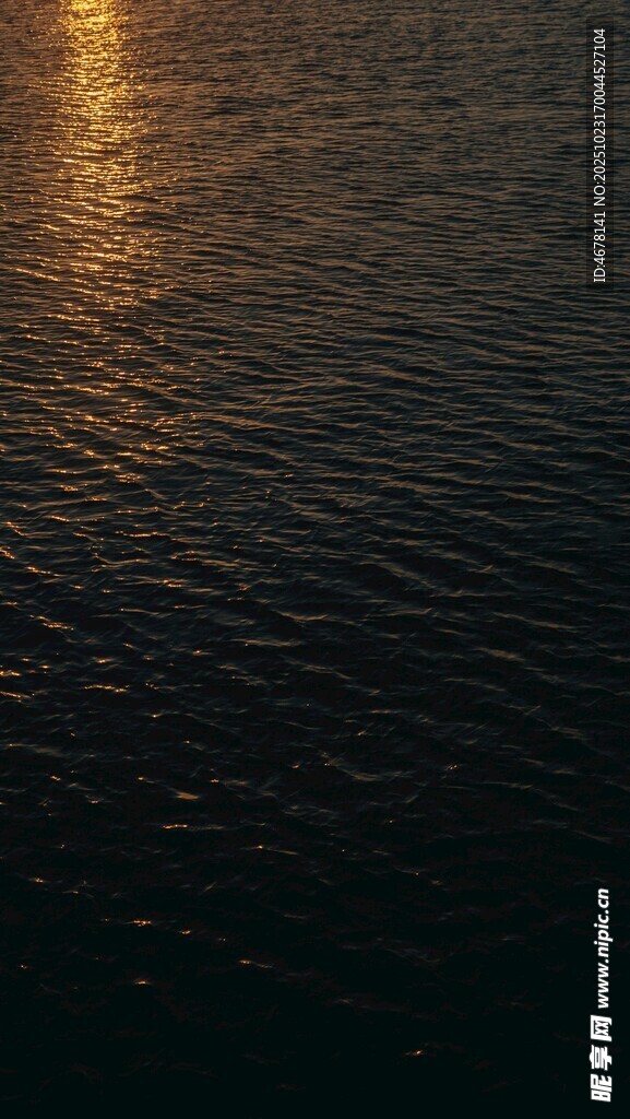 夕阳下波光粼粼的水面