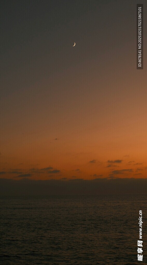 海上日落时分的天际美景