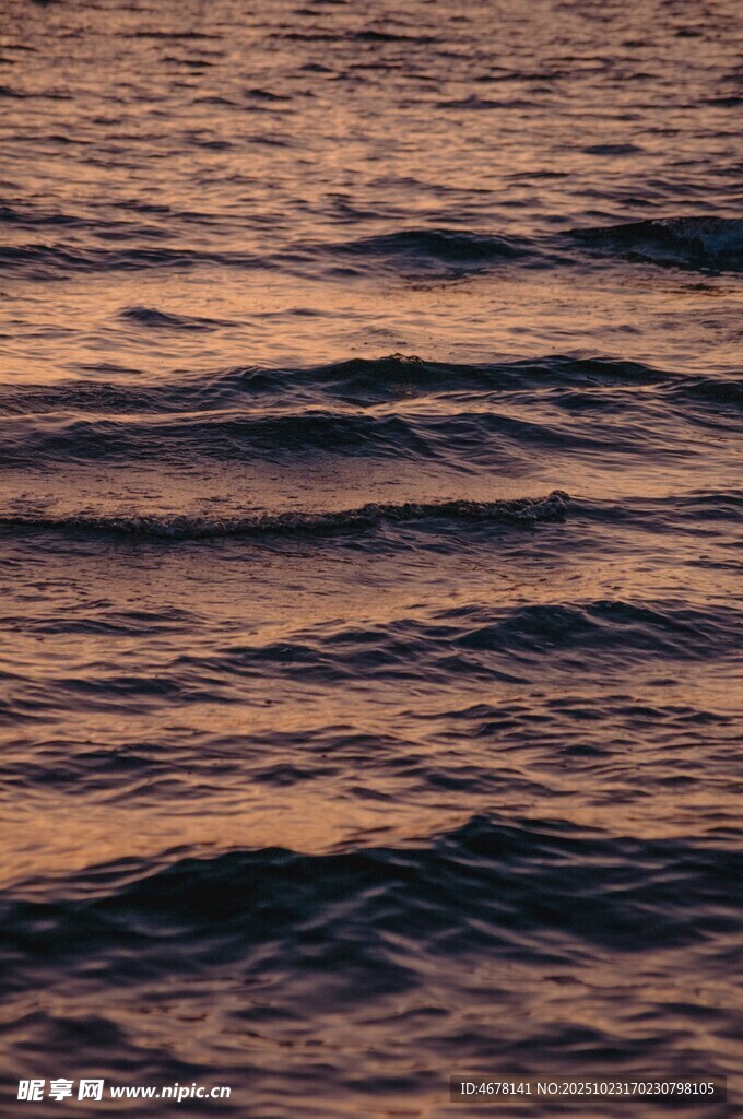 夕阳下的海面波纹