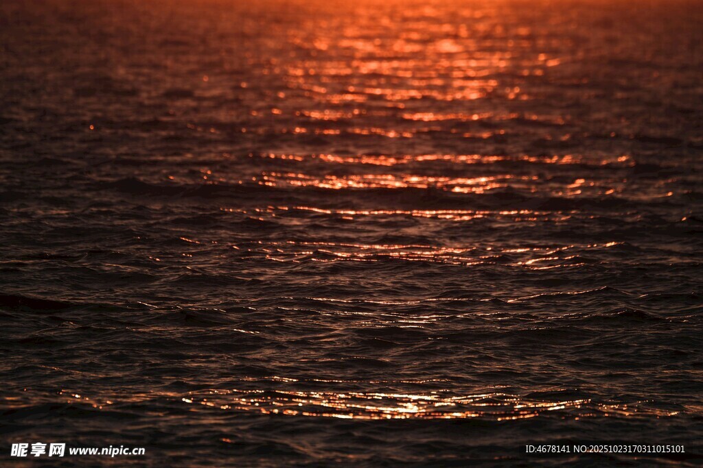 夕阳下波光粼粼的海面
