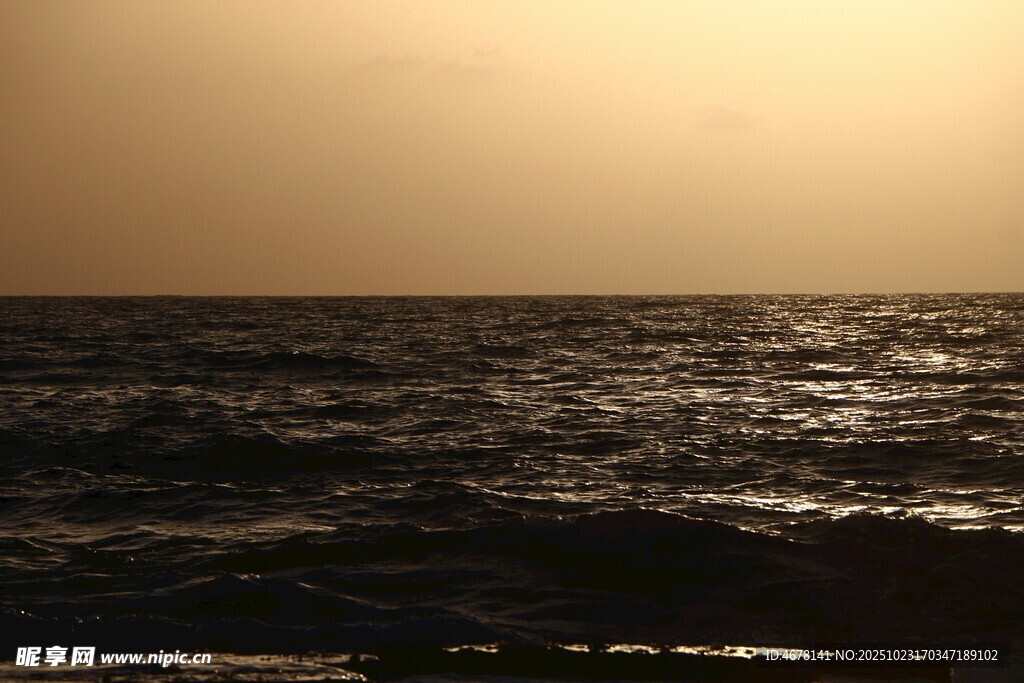 夕阳下的波澜海面