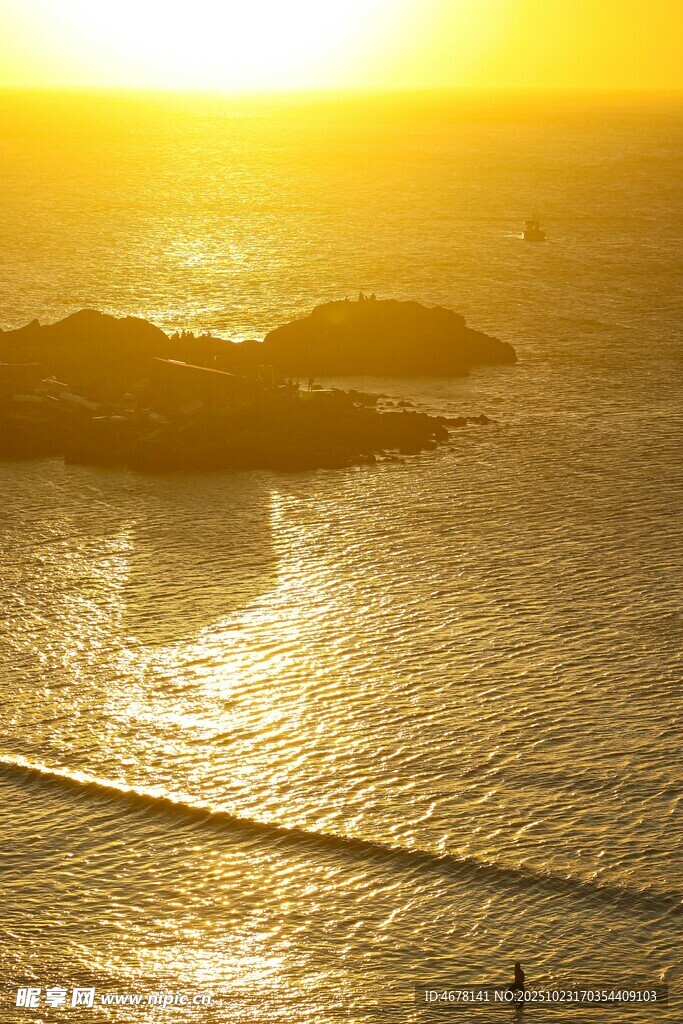 夕阳下的美丽海滨风光