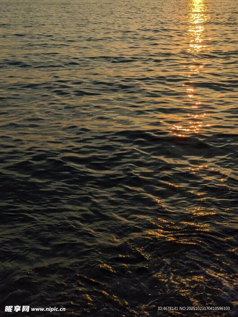 夕阳下波光粼粼的海面