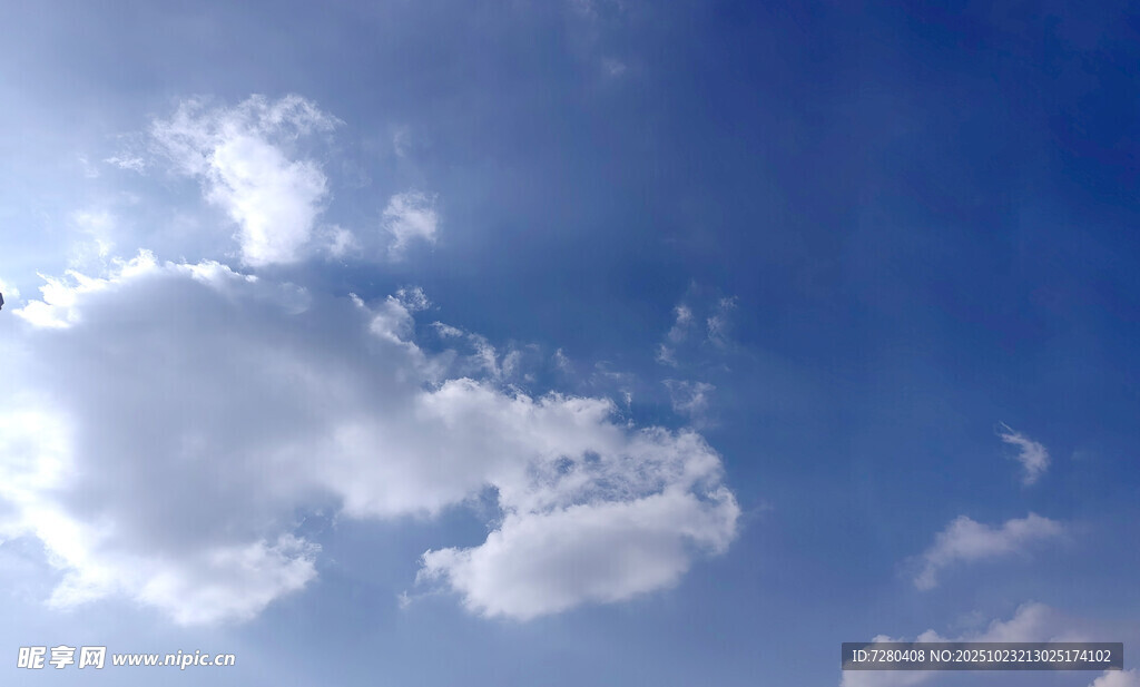晴朗蓝天中的朵朵白云