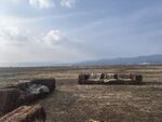 田野中的草垛与开阔风景