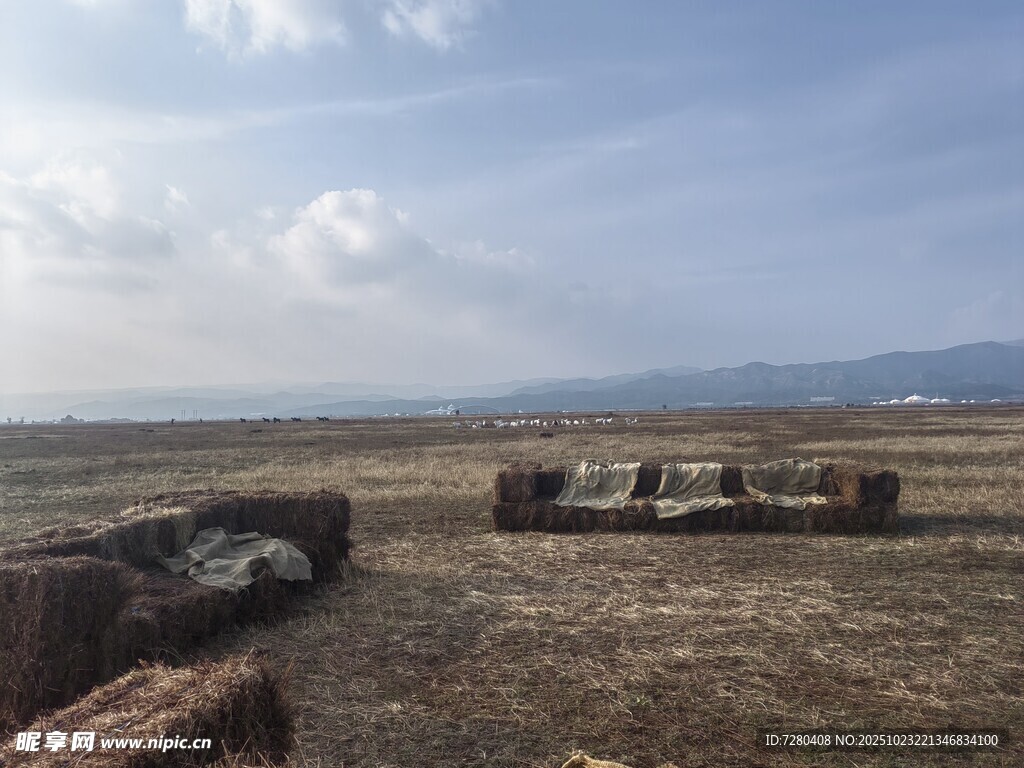田野中的草垛与开阔风景