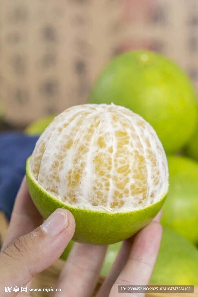 手捧剥开的清新青柚子