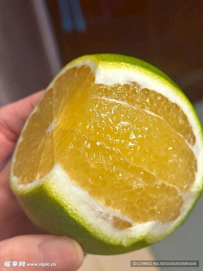 剥开的新鲜黄心柚子