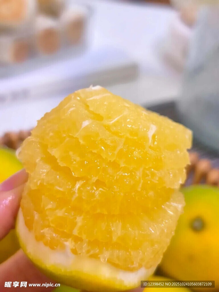 新鲜剥开的多汁黄皮柚子