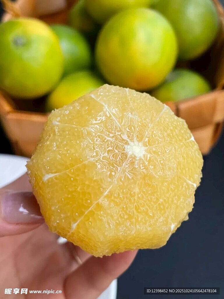 手捧剥开的新鲜黄心柚子