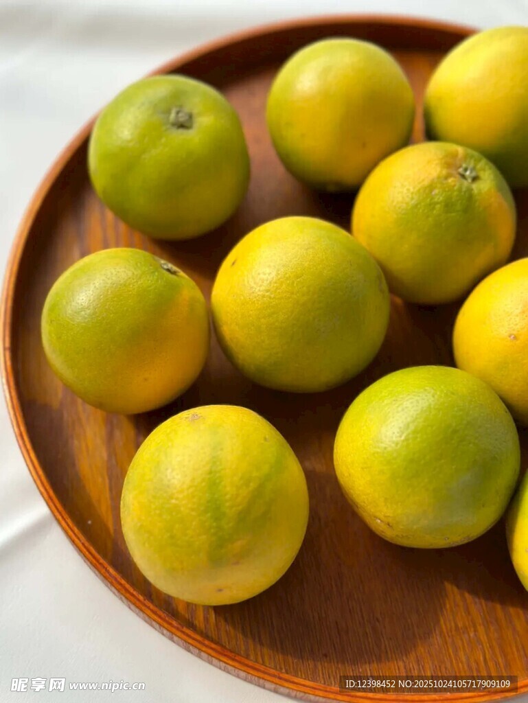 木盘上的鲜黄小青柠
