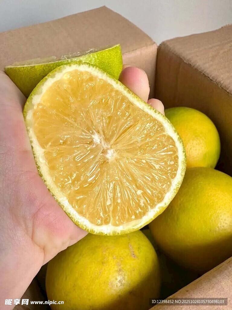 手捧切开的新鲜黄柠檬