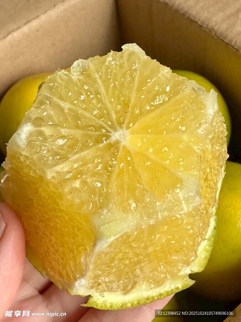 剥开的新鲜黄柠檬果肉