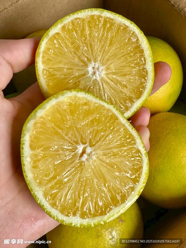 手捧切开的新鲜黄柠檬