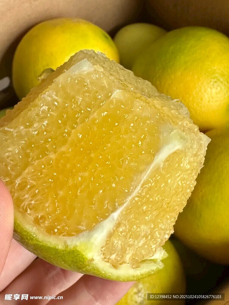 手捧多汁新鲜黄柠檬果肉