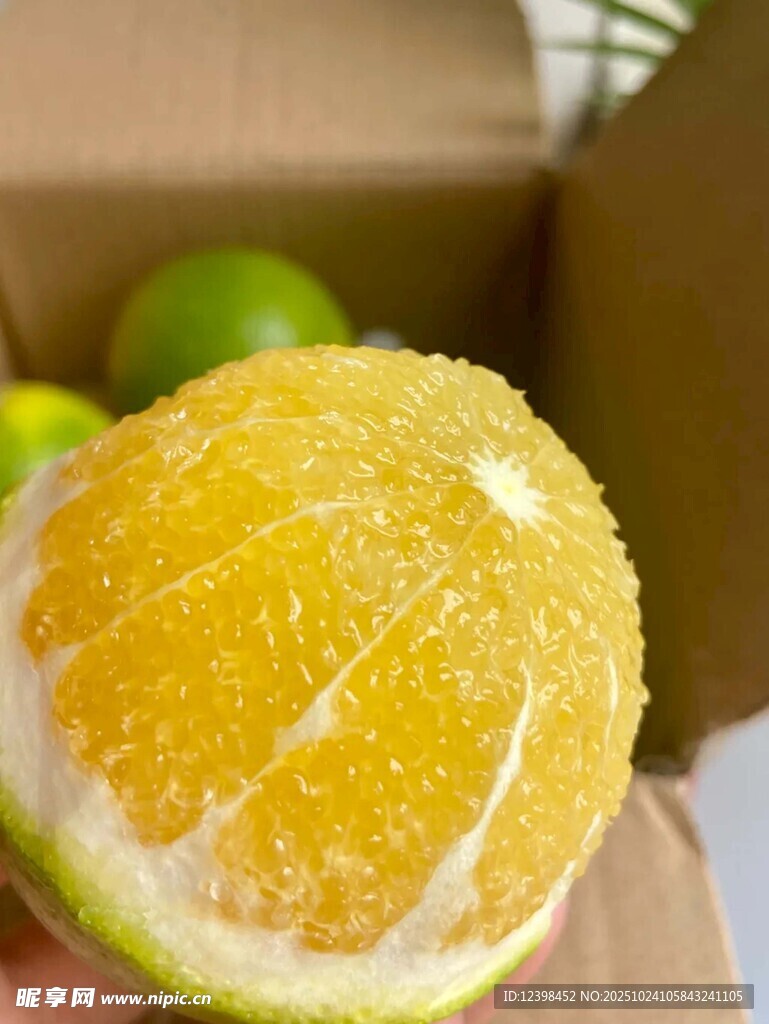 剥开的新鲜黄皮柚子