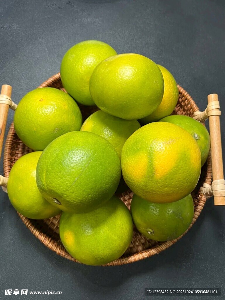 竹篮中的青绿色新鲜柑橘
