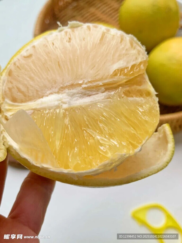 手捧剥开的新鲜黄心柚子