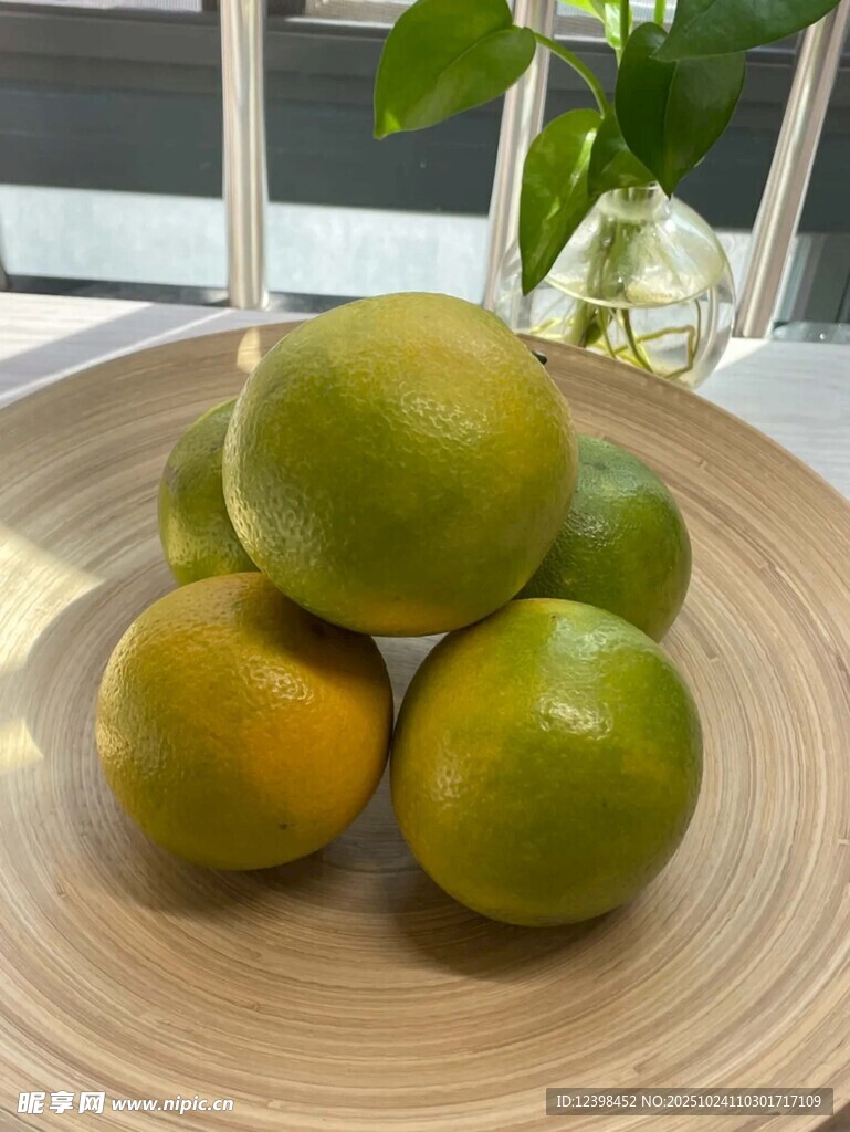 木盘上的几个新鲜柑橘