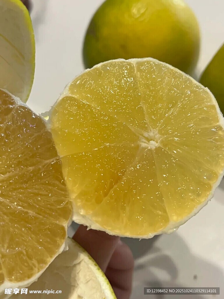 切开的新鲜青柠