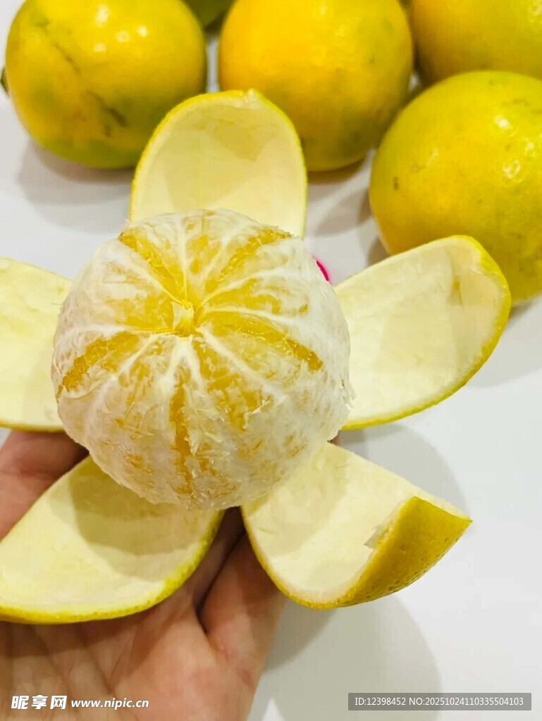 剥开的多汁新鲜黄皮柑橘