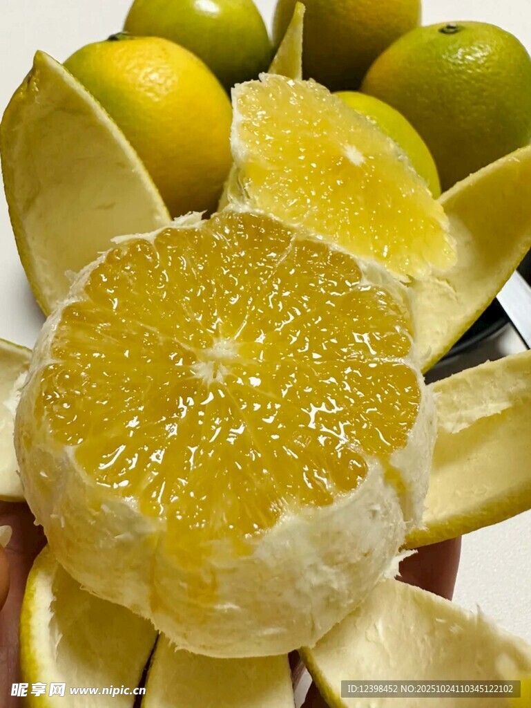 新鲜剥开的多汁黄心柚子