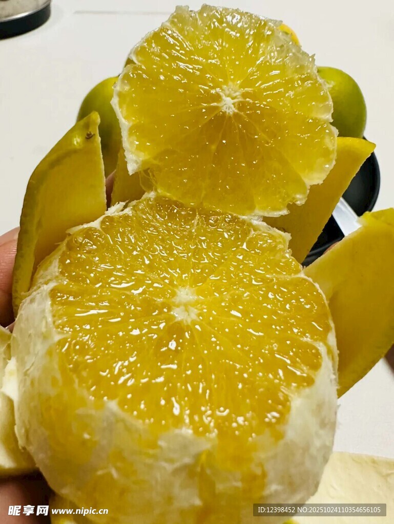 剥开的金黄多汁新鲜芒果