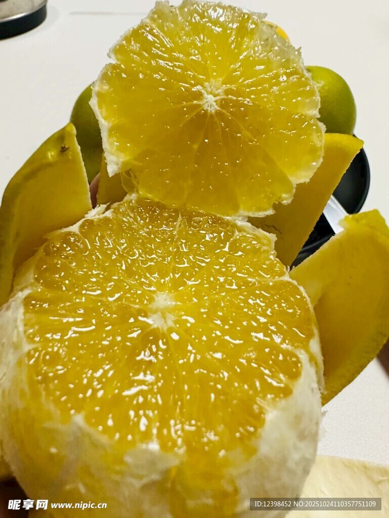 新鲜多汁的剥开的黄柚子