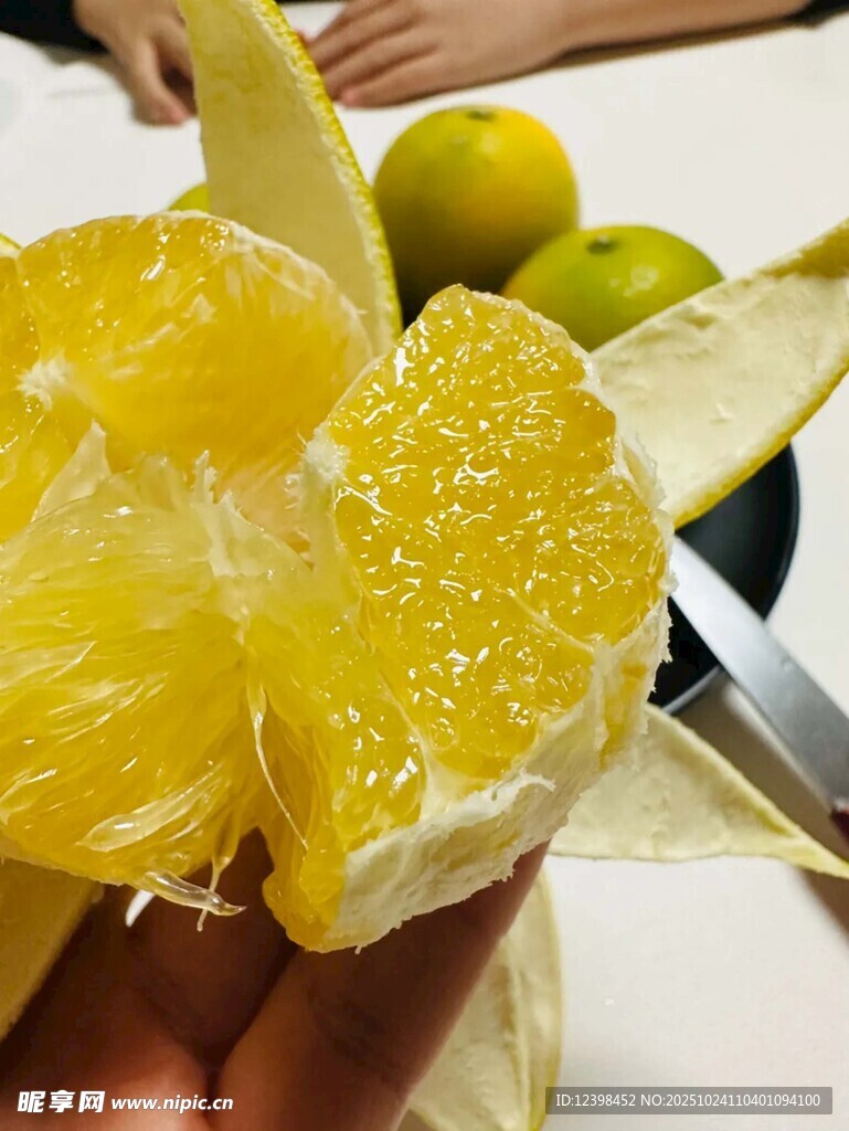 剥开的新鲜多汁黄肉柚子