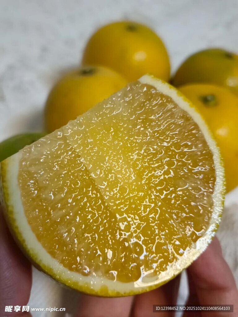 手捧切开的金黄多汁柚子
