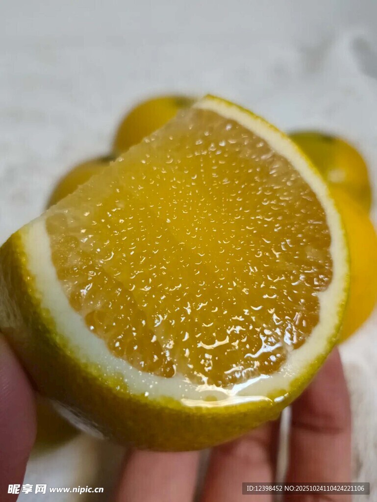 剥开的多汁黄心柚子