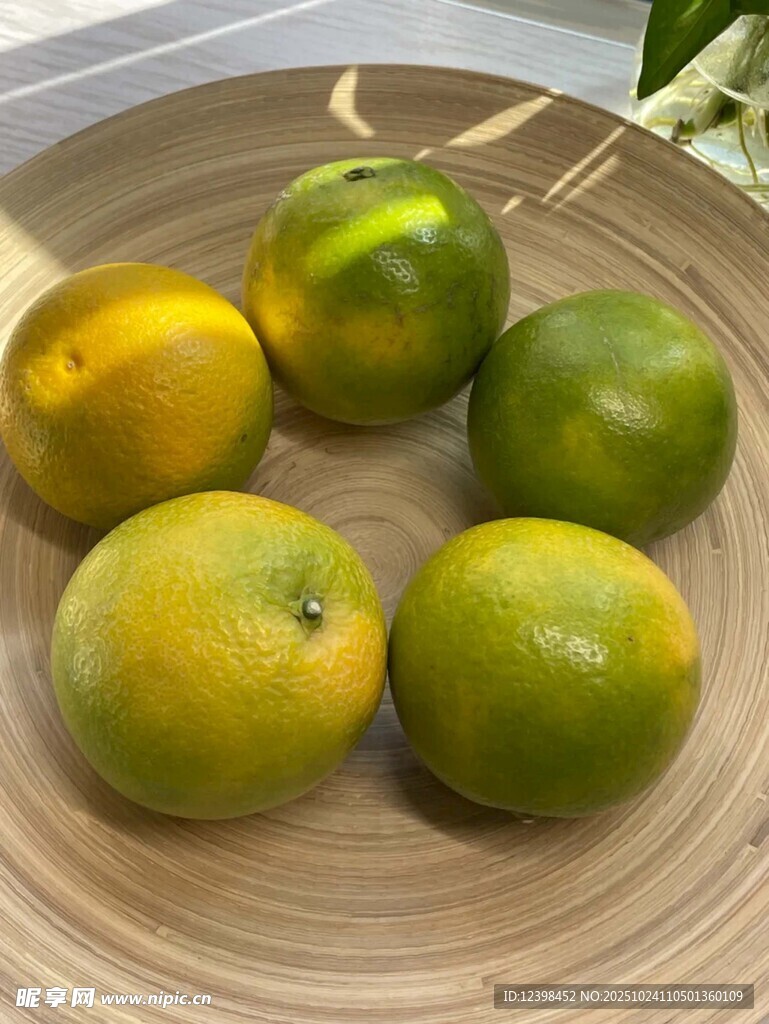 木盘上的青黄柑橘