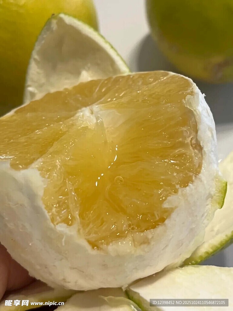 剥开的新鲜多汁柚子果肉