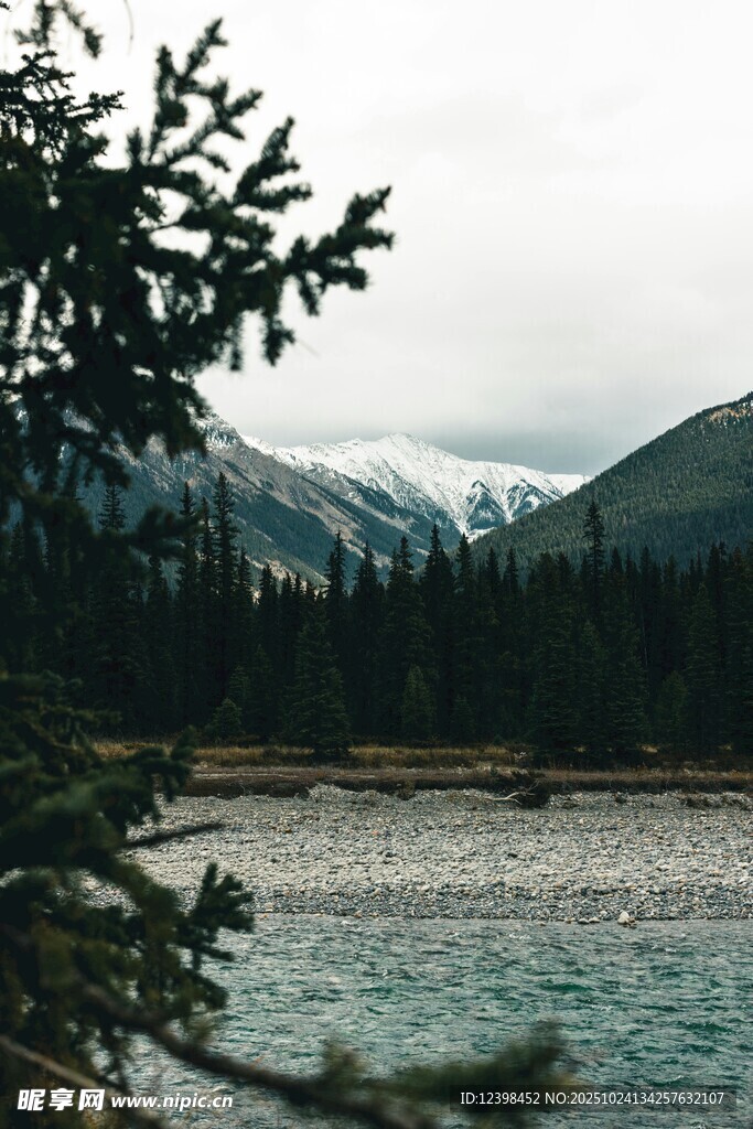 山间湖畔的自然美景