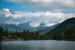 湖畔山峦美景
