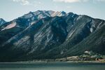 壮丽山景与静谧湖水