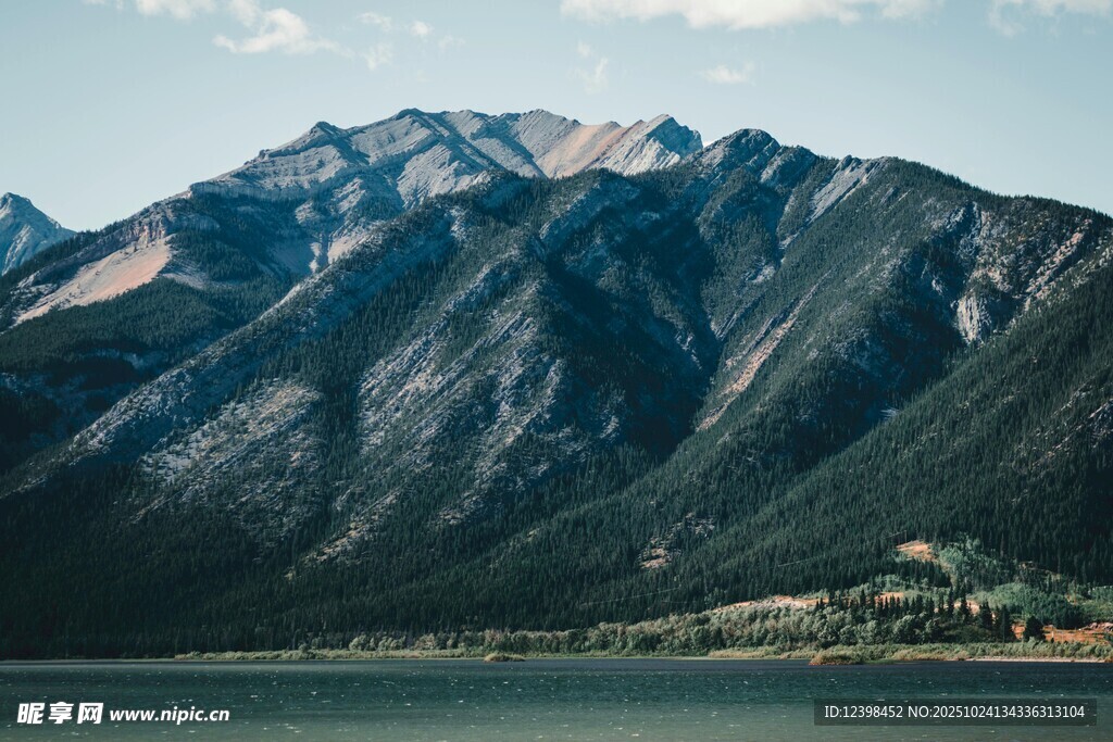 壮丽山景与静谧湖水