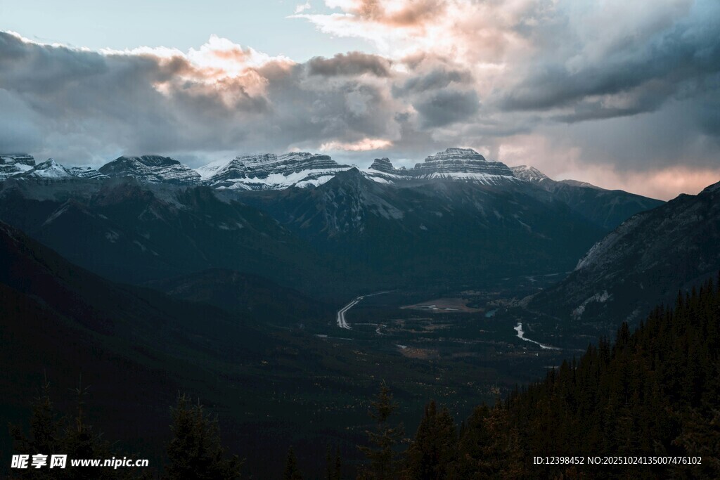 壮丽山景与天际晚霞