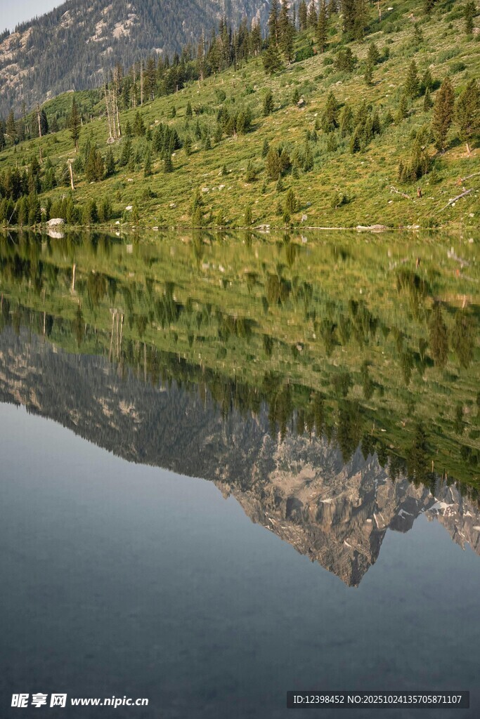 山间湖水倒影秀丽风光