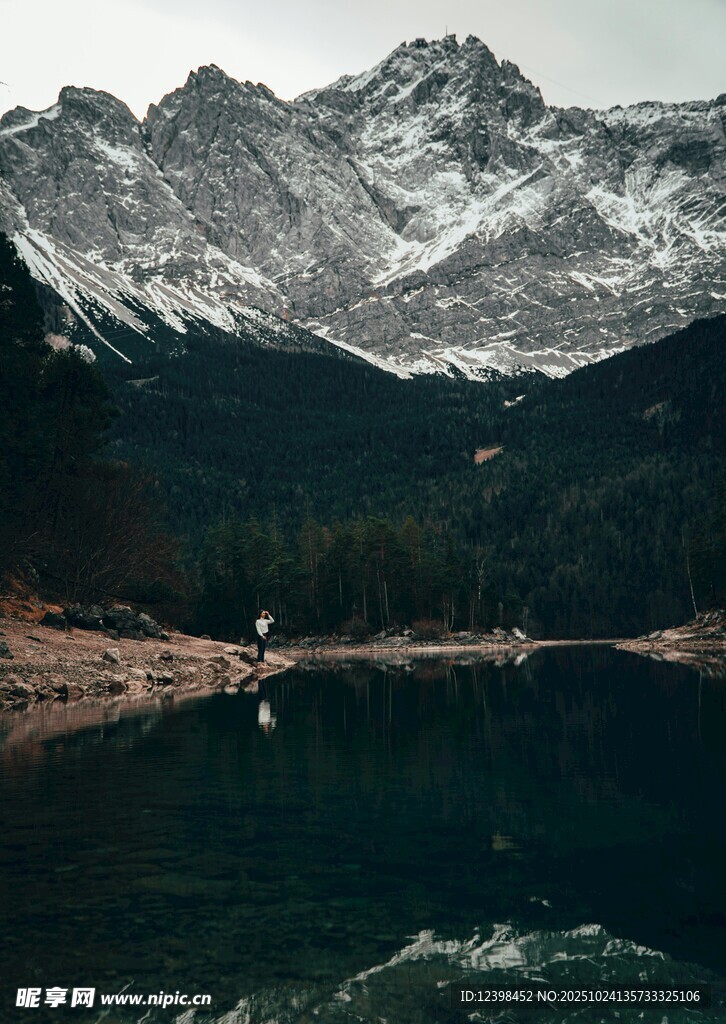 雪山下的静谧湖泊
