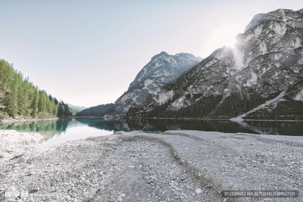 山间湖畔的自然美景
