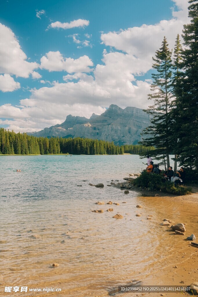 湖畔山林美景