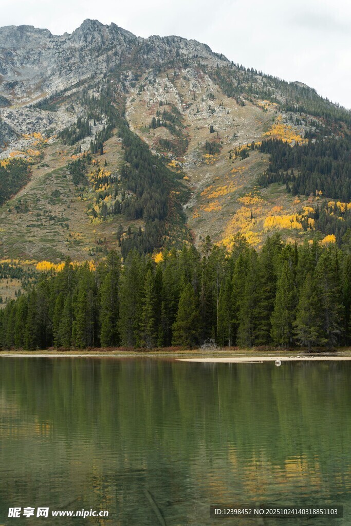 秋日山水湖景风光图
