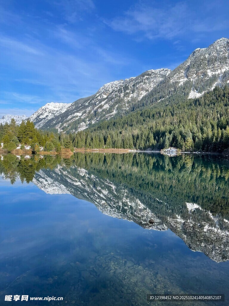 宁静山水湖景倒影如画